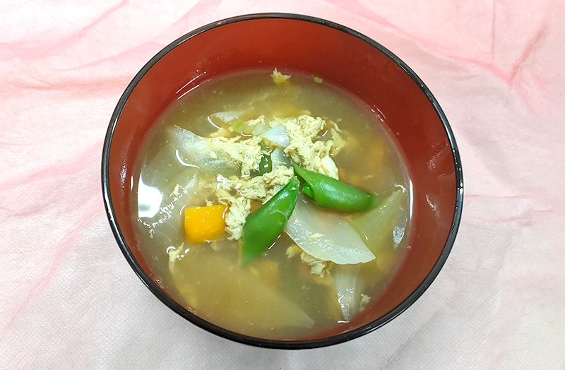 スナップエンドウのほうじ茶かきたまスープ